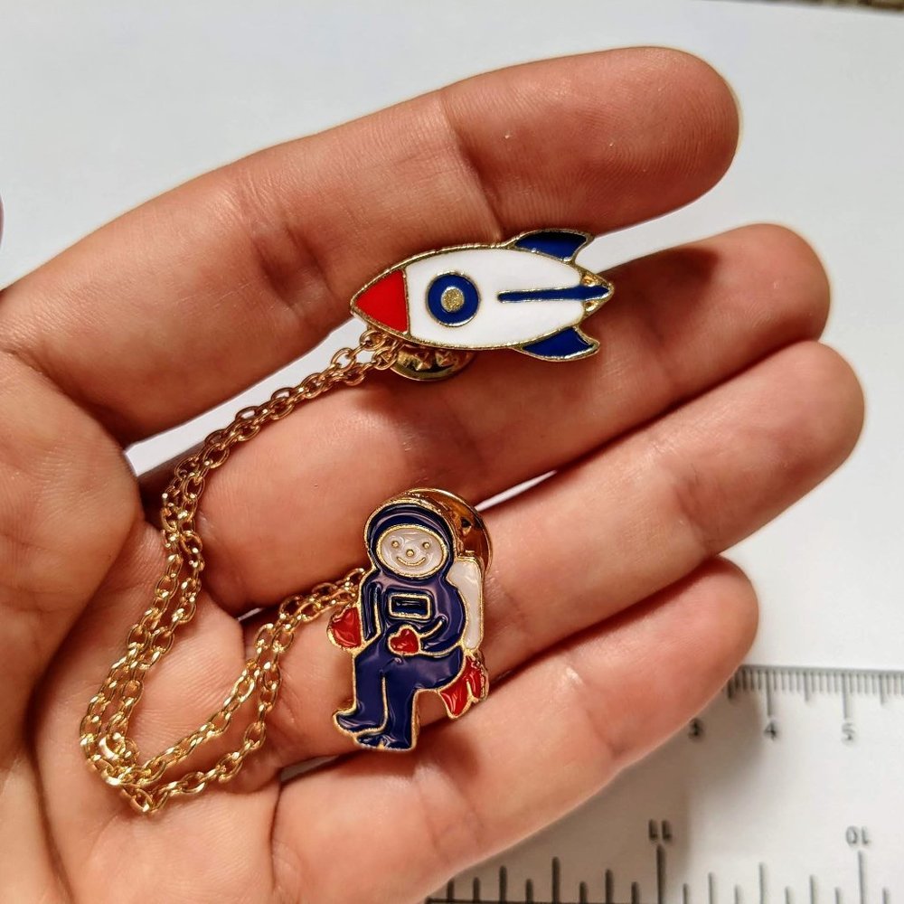 PIN Enamel Brooch E301 Kawaii Astronaut with Spaceship Chain